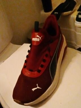 Puma Men's Red and Black Low-Top Sneaker